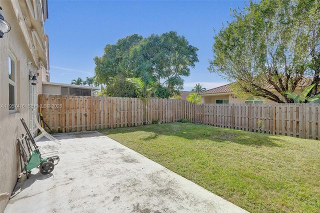 2001 Barcelona Ter 2001, Margate, FL 33063