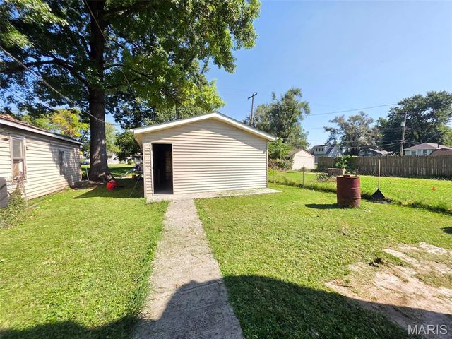 2211 E 24th Street, Granite City, IL 62040