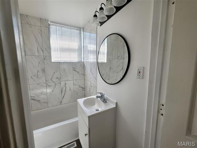 2211 E 24th Street, Granite City, IL 62040