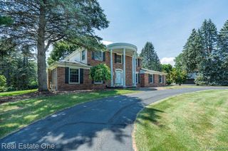 2633 New England Drive, Rochester Hills, MI 48309