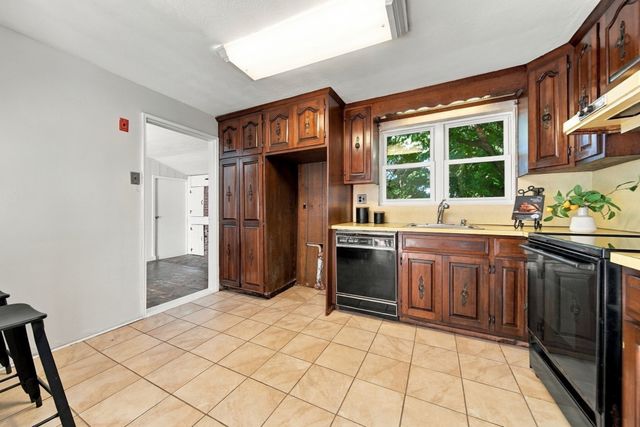 32 Curwen Rd, Peabody, MA 01960