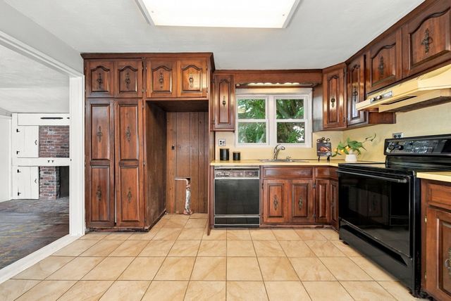 32 Curwen Rd, Peabody, MA 01960