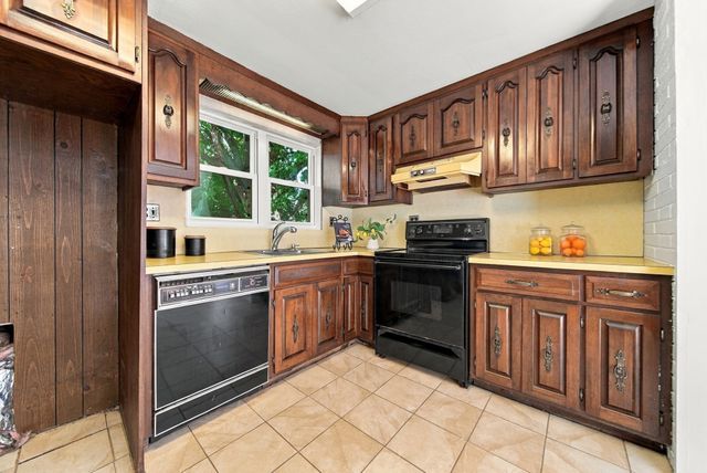 32 Curwen Rd, Peabody, MA 01960