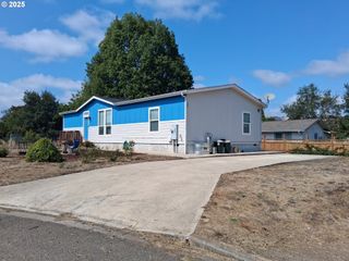 129 S PARK Ct, Roseburg, OR 97471
