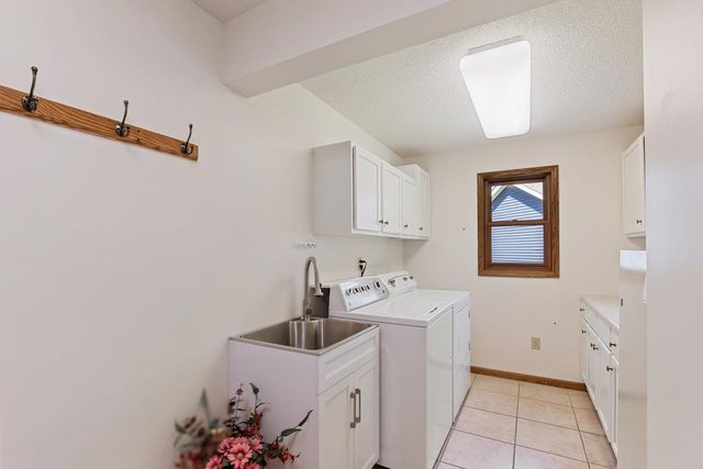 8079 Spruce Trail, Eden Prairie, MN 55347
