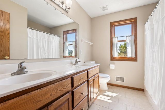 8079 Spruce Trail, Eden Prairie, MN 55347