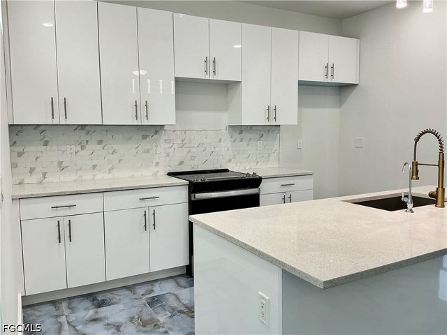363 SW 24th CT, Cape Coral, FL 33991