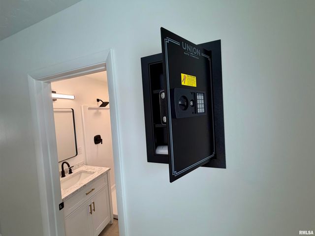 1250 MONROE Street, Galesburg, IL 61401