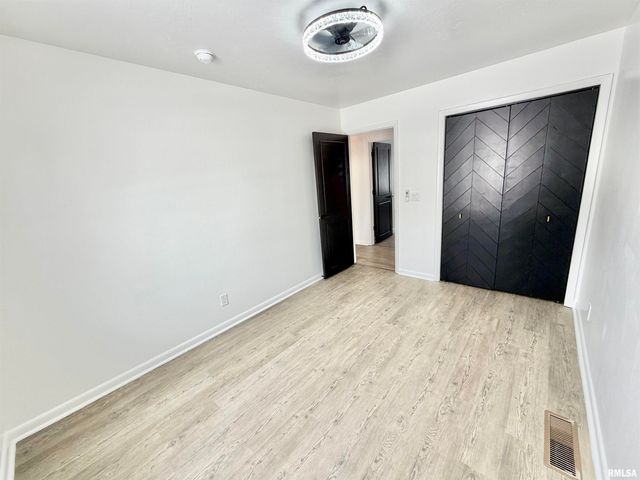 1250 MONROE Street, Galesburg, IL 61401