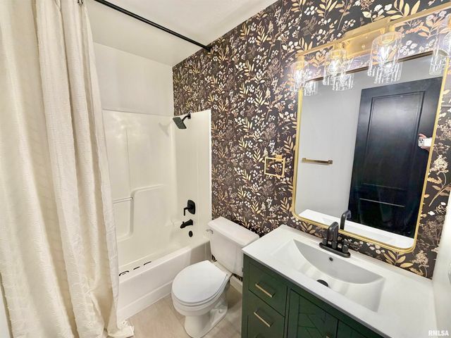 1250 MONROE Street, Galesburg, IL 61401