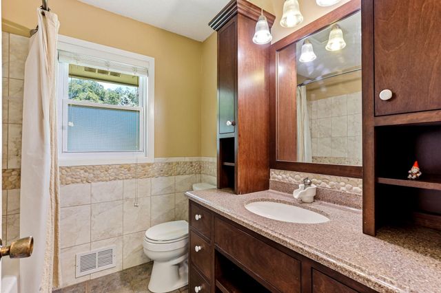 16307 Moorland Circle, Minnetonka, MN 55345