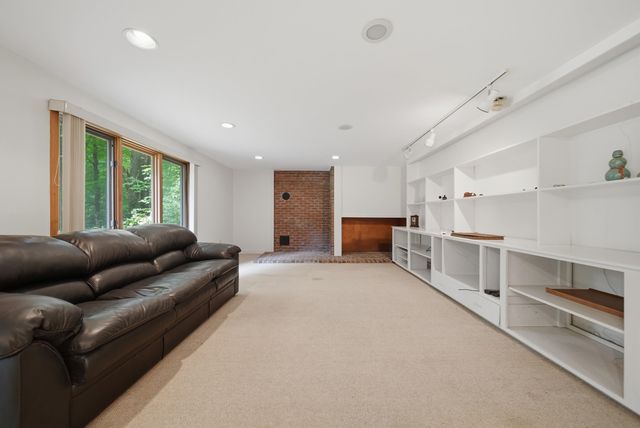 10 Eaton Road, Amherst, NH 03031