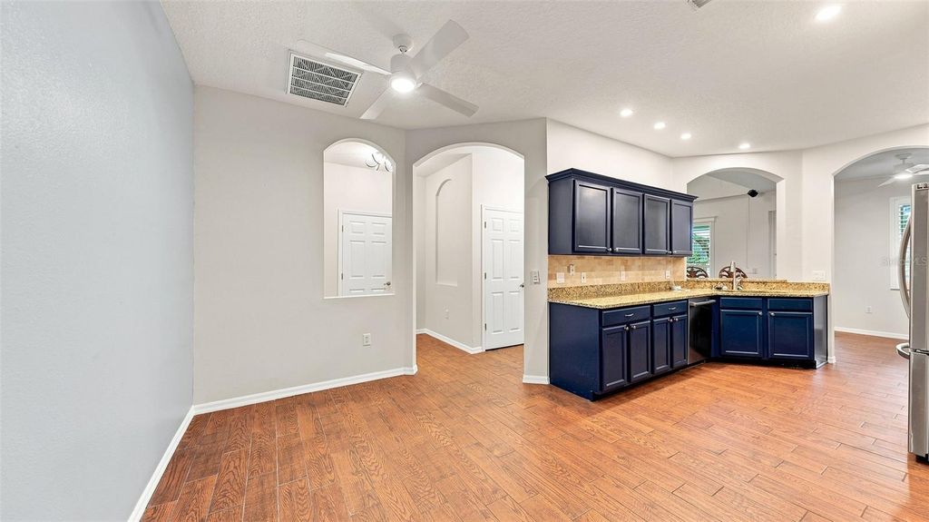 Image 10 of property listing at 6302 ROSEFINCH COURT 102, Bradenton, FL 34202