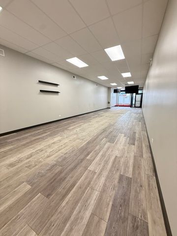 7051 N Clark Street, Chicago, IL 60626