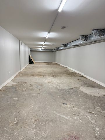 7051 N Clark Street, Chicago, IL 60626