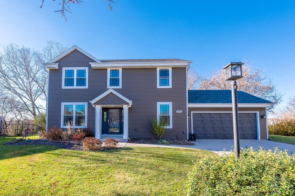 2000 Cloverview COURT, Waukesha, WI 53186