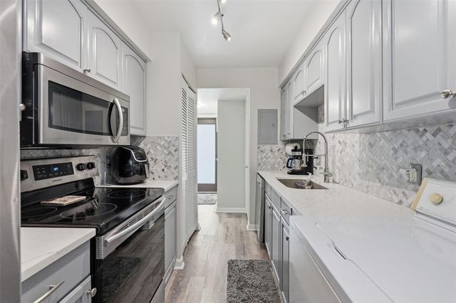 501 E BAY DRIVE 202, Largo, FL 33770