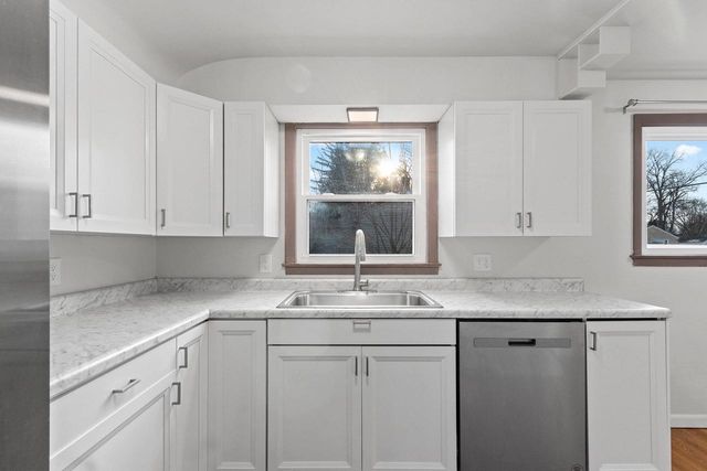 1220 HICKORY HILL DRIVE, Green Bay, WI 54304