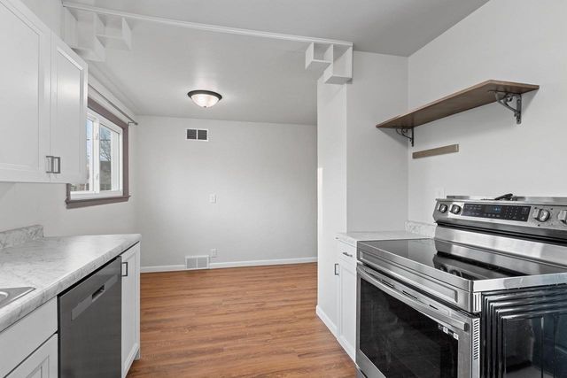 1220 HICKORY HILL DRIVE, Green Bay, WI 54304