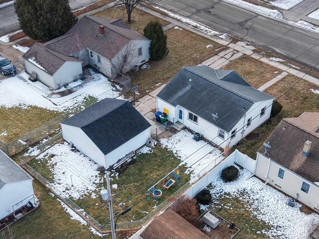 1220 HICKORY HILL DRIVE, Green Bay, WI 54304