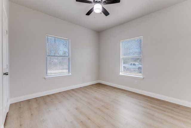 711 S 3rd Avenue E, Dawson, TX 76639