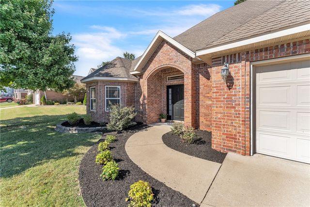 5703 W Casey Drive, Rogers, AR 72758