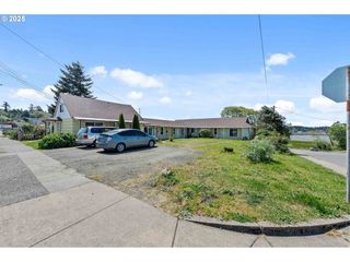 1902 MONROE St, North Bend, OR 97459