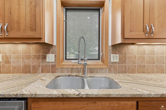 3807 Fox Ridge Drive, Manhattan, KS 66502