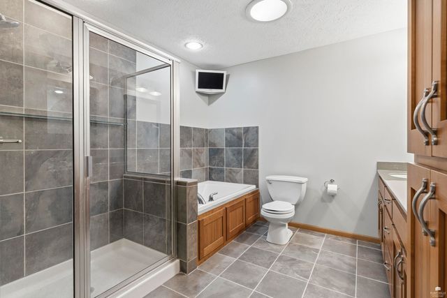 3807 Fox Ridge Drive, Manhattan, KS 66502