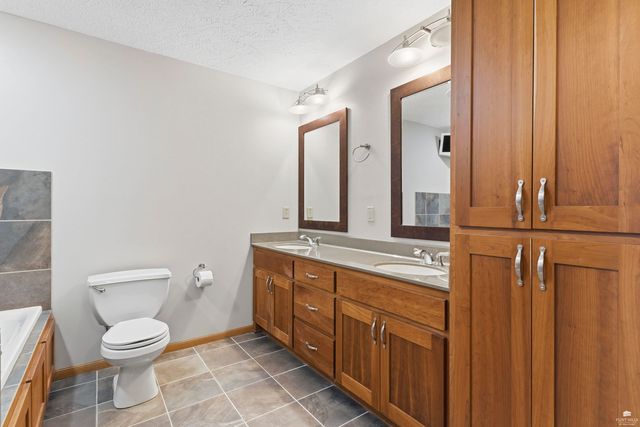 3807 Fox Ridge Drive, Manhattan, KS 66502