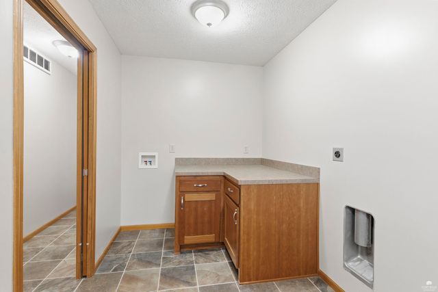 3807 Fox Ridge Drive, Manhattan, KS 66502