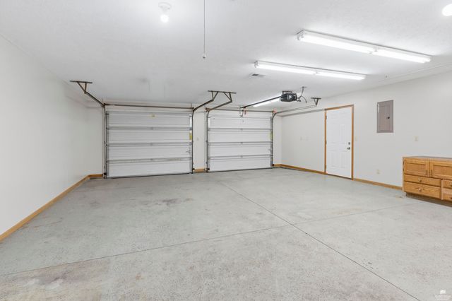 3807 Fox Ridge Drive, Manhattan, KS 66502
