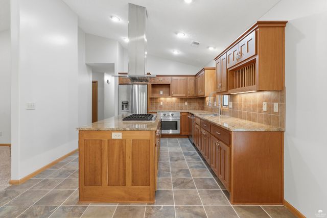 3807 Fox Ridge Drive, Manhattan, KS 66502