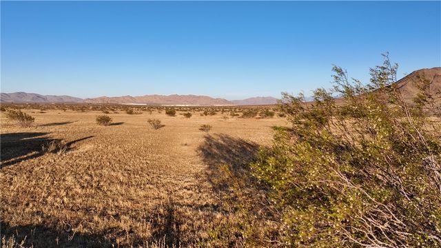 4 Stoddard Wells Road, Apple Valley, CA 92307