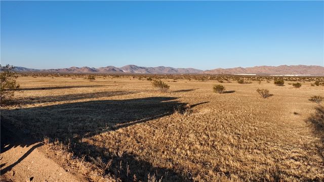 4 Stoddard Wells Road, Apple Valley, CA 92307