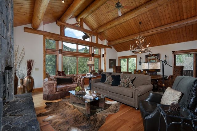 250 Pete's Way, Gallatin Gateway, MT 59730