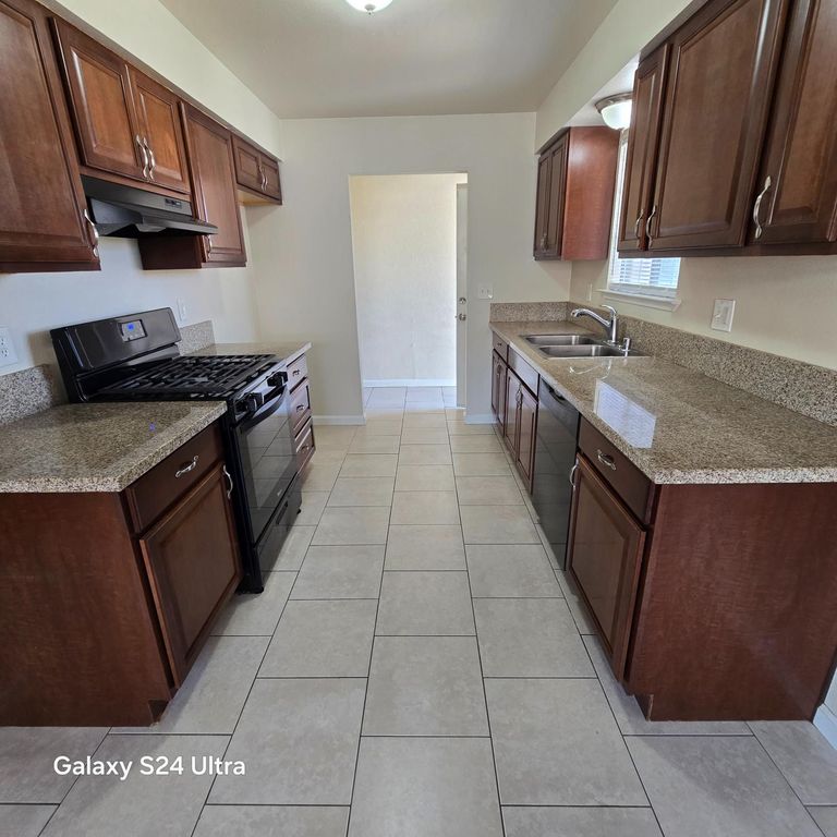 Image 3 of property listing at 500 E Clark Street, Madera, CA 93638