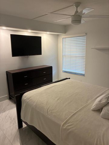 5749 Camino Del Sol 202, Boca Raton, FL 33433