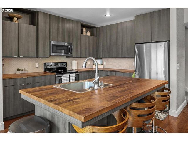 4465 GOLDEN Ln, Lake Oswego, OR 97035