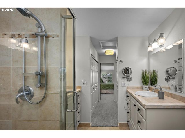 4465 GOLDEN Ln, Lake Oswego, OR 97035