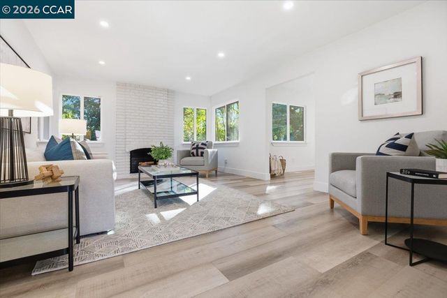 6 Sparrow Ct, Moraga, CA 94556