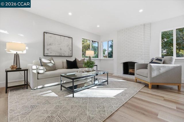 6 Sparrow Ct, Moraga, CA 94556