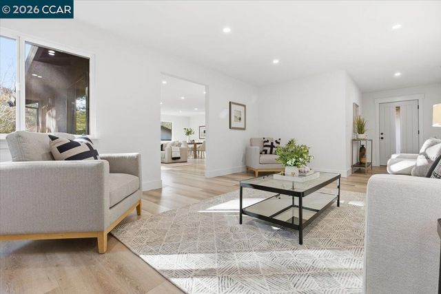 6 Sparrow Ct, Moraga, CA 94556