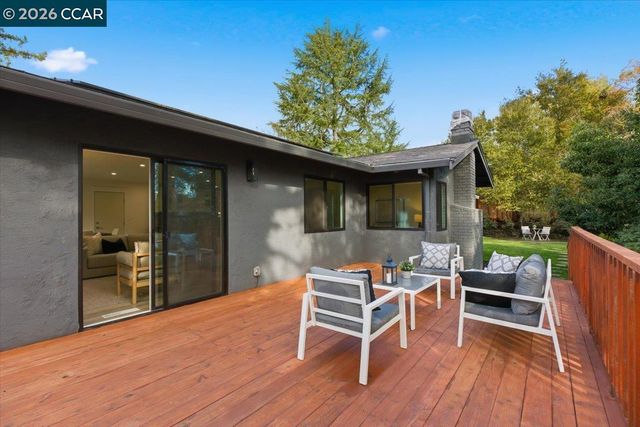 6 Sparrow Ct, Moraga, CA 94556