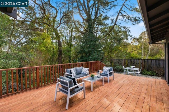 6 Sparrow Ct, Moraga, CA 94556