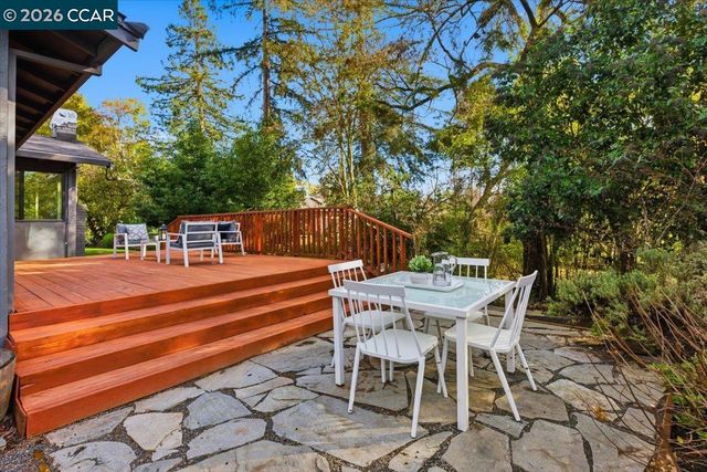 6 Sparrow Ct, Moraga, CA 94556