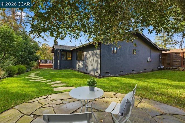 6 Sparrow Ct, Moraga, CA 94556