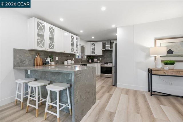 6 Sparrow Ct, Moraga, CA 94556