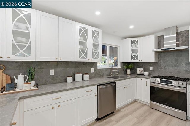 6 Sparrow Ct, Moraga, CA 94556