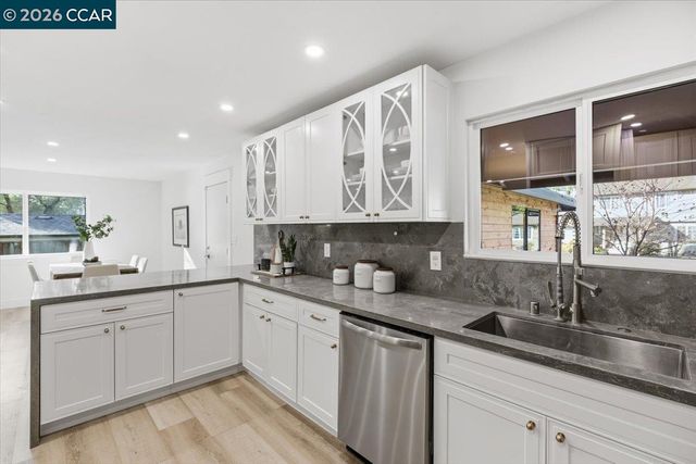 6 Sparrow Ct, Moraga, CA 94556